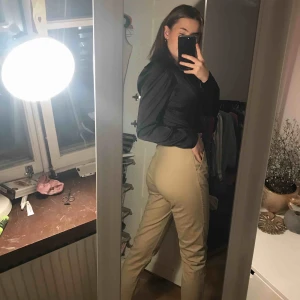  - Säljer mina beige mocka inspirerade byxor, skit fina med kommer tyvärr aldrig till användning! Köpare står för frakten