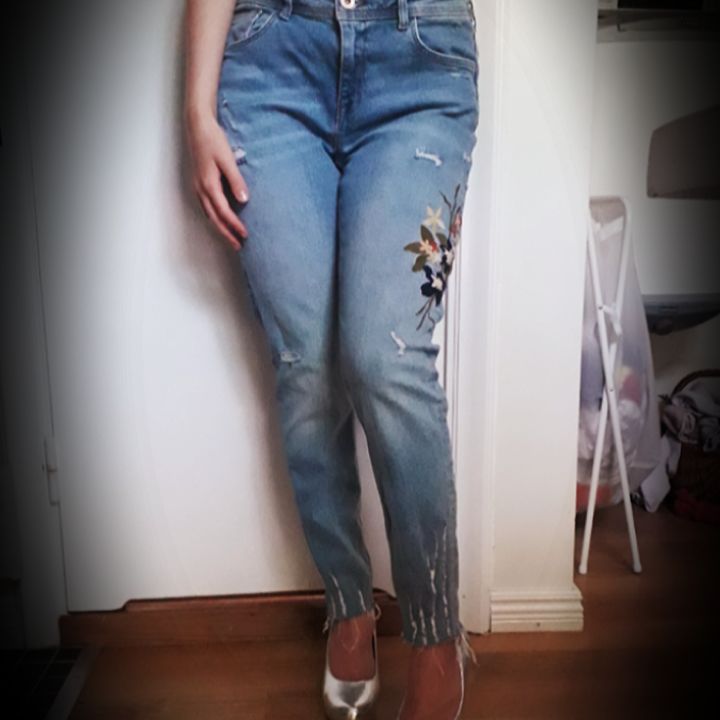 Slitna jeans med blombrodyr från Zara🌹Märkta storlek: 42, men skulle säga att dessa är storlek: M/ liten L, och funkar som oversized på S också! Jag på bilden har storlek S/M-är en S med ganska breda höfter. Frakt: 58kr med postens skicka lätt. Jeans & Byxor.