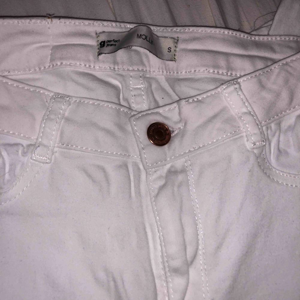 Vita jeans ifrån Gina tricot, köpta för ca 2 år sen I använt men fint skick. Betalning sker via swish💸 Köparen står för frakt💕. Jeans & Byxor.