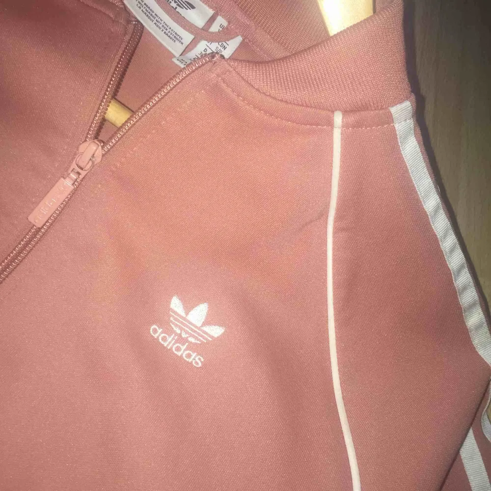 Oanvänd rosa adidas tröja! . Hoodies.