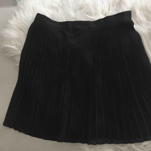  - Otroligt fin plisserad kjol från Missguided, i en kortare variant. Passar en XS/S. 