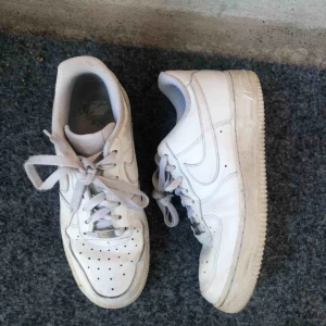  - Säljer mina älskings Nike air force 1 07 som behöver ny ägare! Inköpta för ca 1-2 år sedan. I använt skick.  Kan mötas upp i Kalmar elr posta, men då står köparen för frakt. 