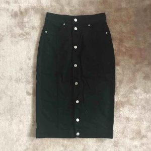  - Weekday svart denim kjol 