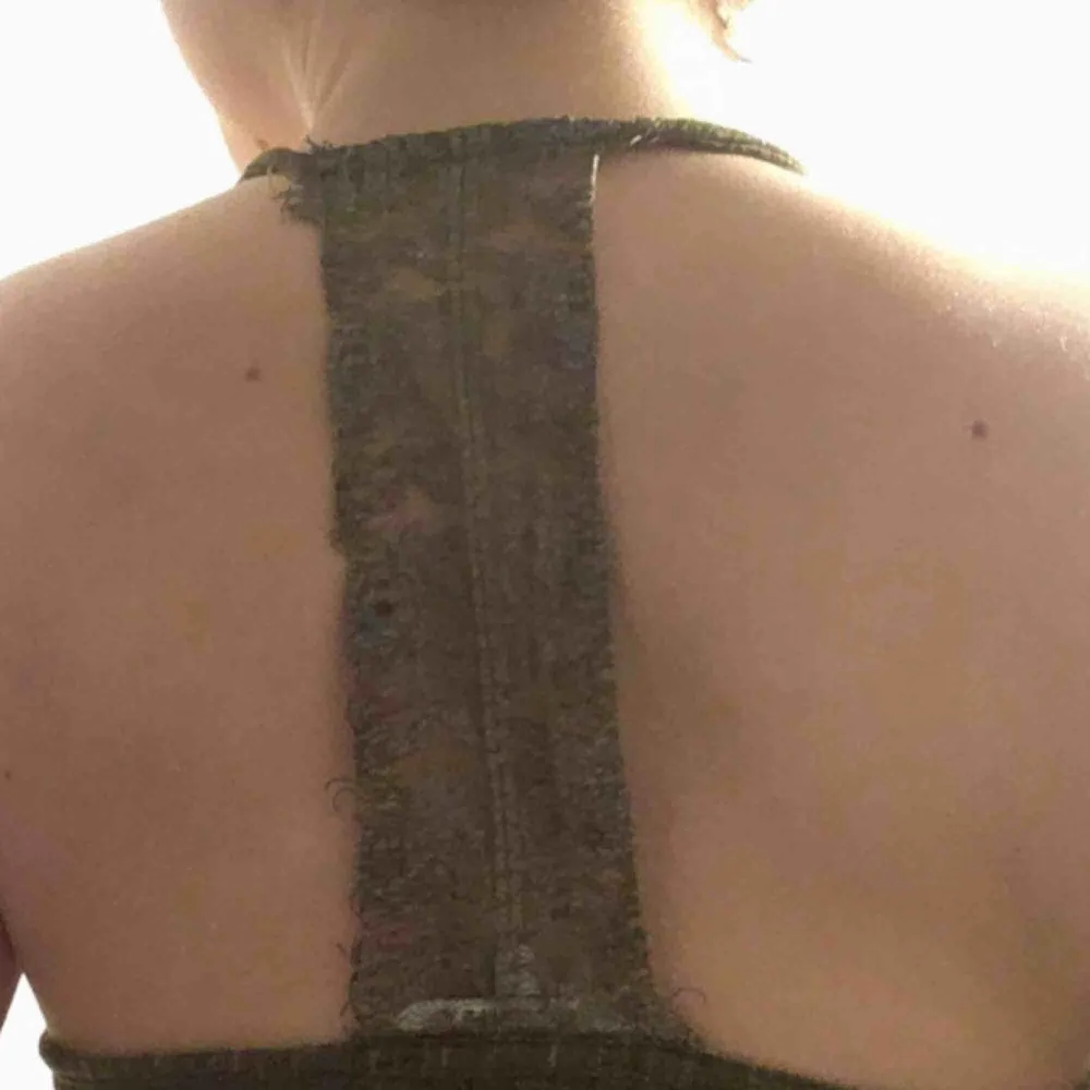 Ett super snyggt linne från märket Pelagiza som har spets i ryggen och med en fin militär grön färg🔥🔥 Kontakta för fler frågor💕 köparen står för frakt och jag tar swish🤙. Toppar.