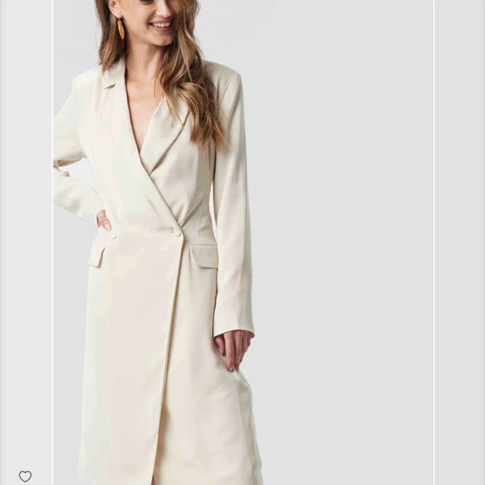 Wrap over midi dress från Na-kd’s nya kollektion. Köpt för 925kr men säljes för 250kr. Inkl frakt. . Klänningar.