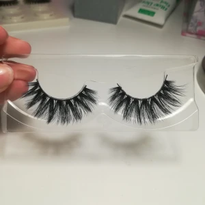  - Super lyxiga fakemink-fransar. Ger fin volym. Ser väldigt naturliga ut och inte alls plastiga. Pris diskuteras inte, söker du billigare fransar så säljer jag massor av olika modeller på min sida✨