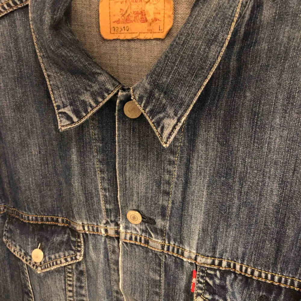 Snyggt sliten jeansjacka från Levis. Hämtas i Uppsala eller kan skickas not fraktkostnad . Jackor.