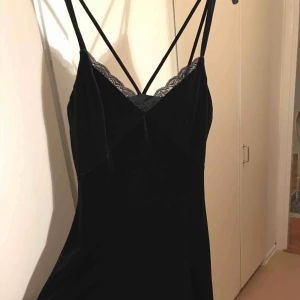  - Säljer min supersöta partyklänning i sammet. En klassiker!