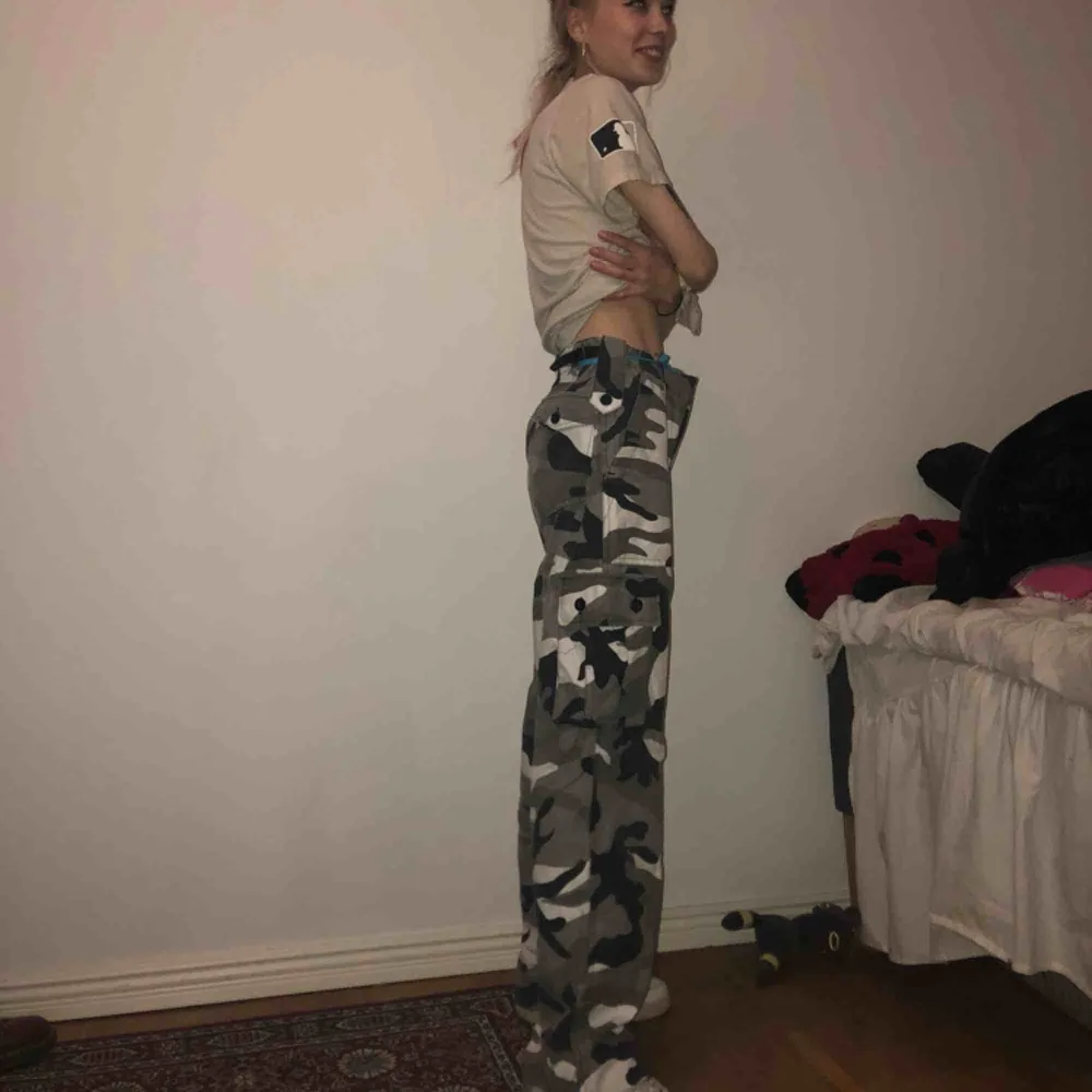 Perfektaste å skönaste camo cargopantsen. W30, jag har normalt w25 så de är lite stora men tycker bara det är nice. Möts i sthlm elr frakt 💕. Jeans & Byxor.