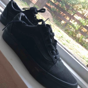  - Helsvarta vans, pyttelite smutsiga men endast använda en gång. Säljer pga att dom är för små :( Frakt tillkommer i priset. 