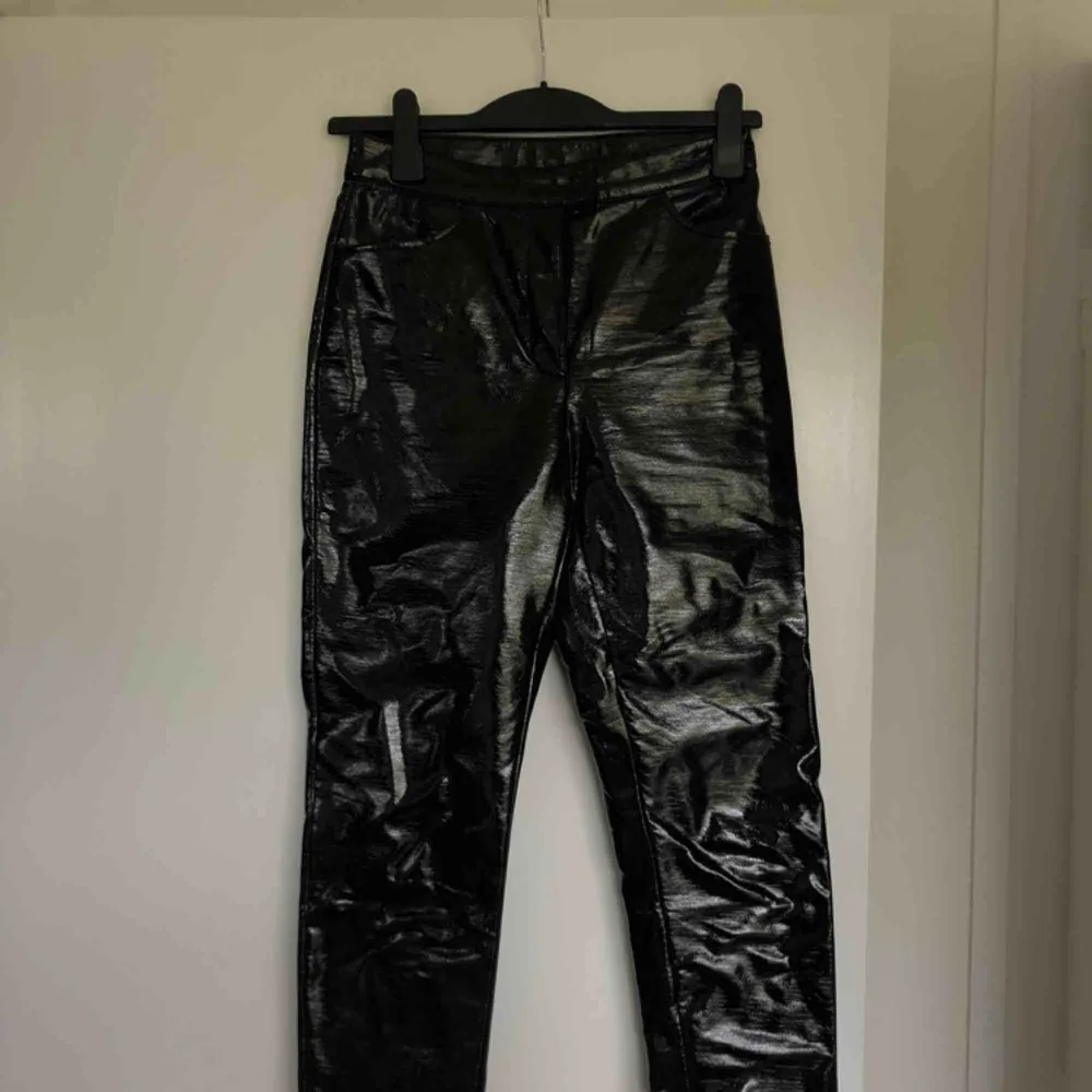 Coola latex byxor från monki. Jeans & Byxor.