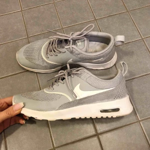  - Gråa Nike Thea storlek 36, köpta för drygt 1000kr. Använd endast några få gånger då jag insåg att dom var lite för små, tyvärr! Supersnygga och bra skick 🌟