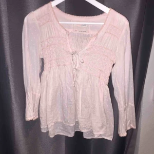  - Odd Molly blus i ljusrosa färg, knappt använd och i väldigt bra skick, 