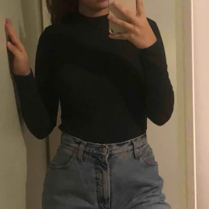  - En grå/svart ribbad lite croppad polotröja från Gina Tricot använd max tre gånger 