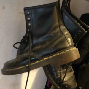  - Dr. Martens kängor i snyggt slitet second hand skick, Storlek 37. Hämtas i Uppsala eller kan skickas spårbart för 58 sek