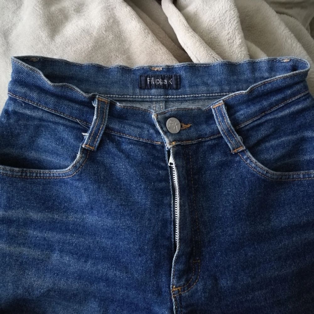 Mina älskade jeans från Filippa K har tyvärr blivit lite för små :(( Passar nog en stor 34a/liten 36a bäst. Använt men fint skick! Fraktar för 55kr eller möts i Stockholm.. Jeans & Byxor.