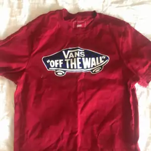 Vans tshirt , använd 1-2 gånger. Stl M men skulle säga att de passar S också.  