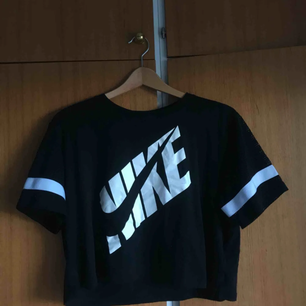 Croppad t-shirt från Nike med håldetaljer på ärmarna. Köpt i nikebutik i Italien. Den är sparsamt använd och i mycket bra skick! Köparen står för frakt🦋. T-shirts.