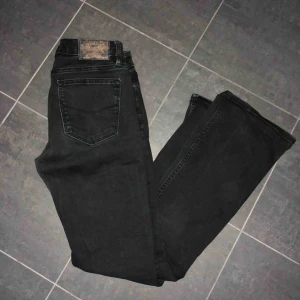  - Supersnygga bootcutjeans från crocker. Säljer endast pga av att de tyvärr är för korta. Svarta/mörkgrå. Modell pep boot.
