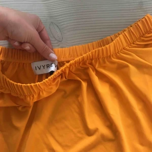  - Superfin färg och underbart material, tyvärr lite för stor för mig🥺