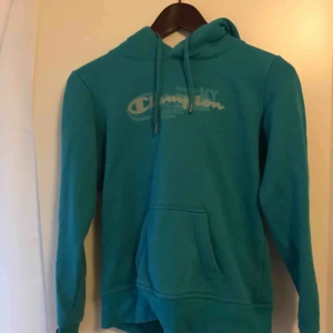  - En jätte snygg och suuuper skön hoodie från champion! Stl S och köparen betalar frakten!