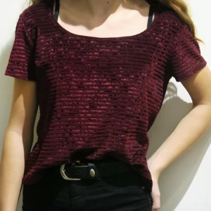  - 💛 Fin vinröd t-shirt i sammet 💛 Använt cirka 2 ggr. Lite oklart vilken storlek då det inte står men den passar mig bra och jag har S. Säljer då den helt enkelt inte är min stil. Köparen står för frakten (Tar bara swish)