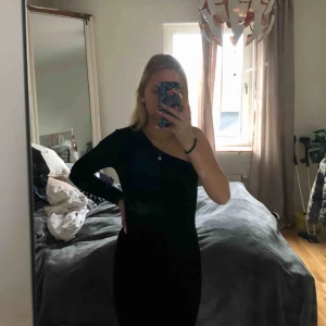  - Suuuuper fin velvet klänning med en arm från bikbok. Köpt för 599kr och använd ca 2 ggr