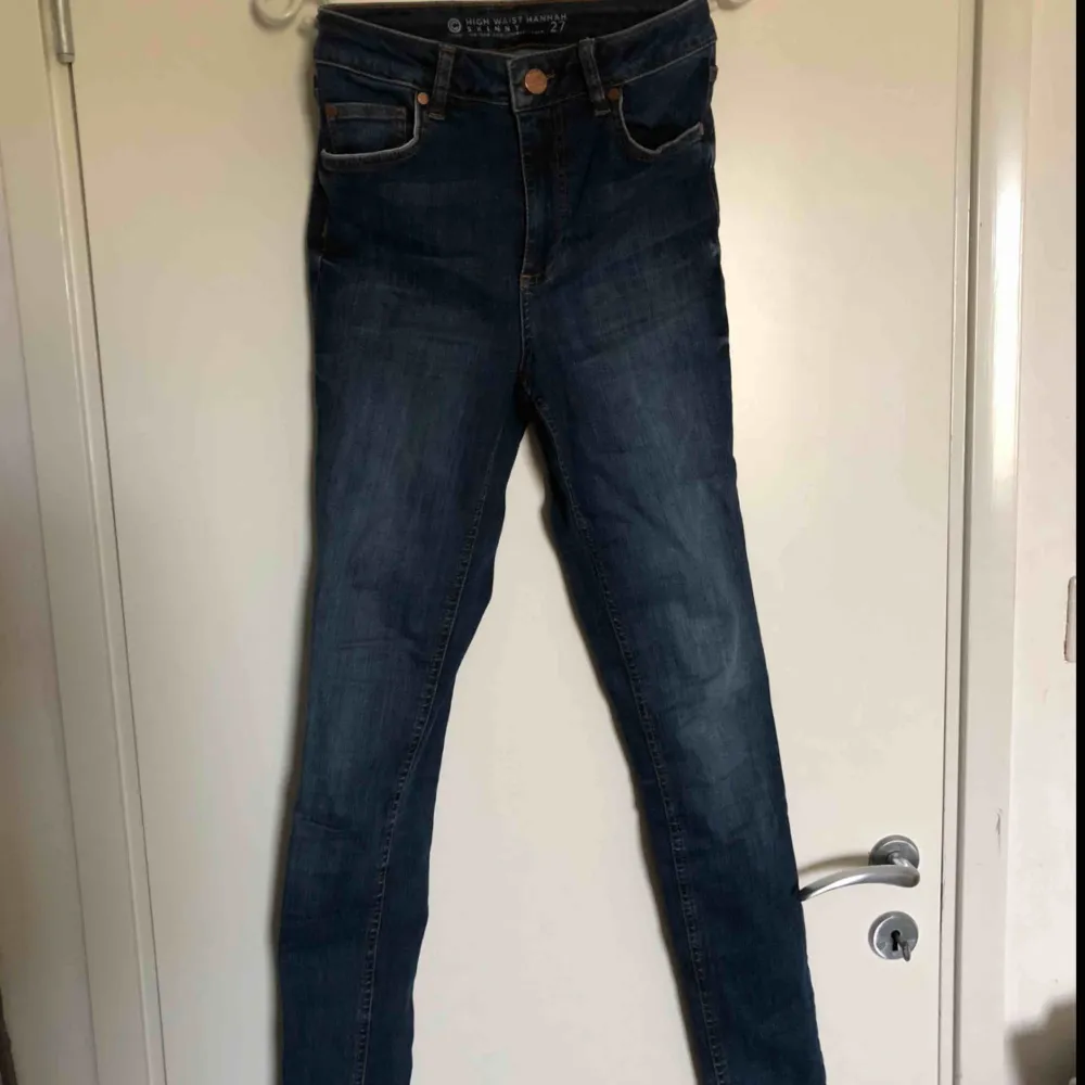 Mörkblå jeans från Cubus. Stretchiga och tajta så passar ganska många storlekar. Nästan aldrig använda. Köparen står för frakt:). Jeans & Byxor.