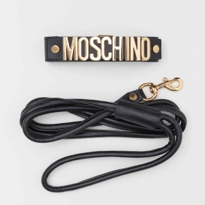  - Från hm x Moschino kollektion. Helt nytt, hundhalsband kan även används som chocker. Kan mötas upp vid t-centralen eller Odenplan. Kan skicka via post, 60kr med spårbar