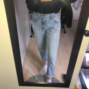 - Knappt använda Levis skinny boyfriends jeans 501 i storlek W28L30! Bär själv 34/36 och dessa är lite för stora i midjan. Kan mötas upp annars skickas med leveranskostnad på 59