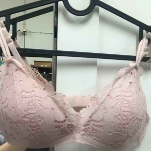  - Söt bygellös bh från hm. Har lite vaddering. Liten i storlek! Har bara använt den ett fåtal gånger så den är i fint skick. Kan mötas upp i Skåne (gärna Lund/Malmö) annars står köparen för frakt. 