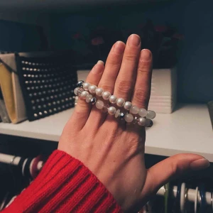  - Fake/ pärliga/ armband. Kan ingå vid köp av något annat för över 300kr.   