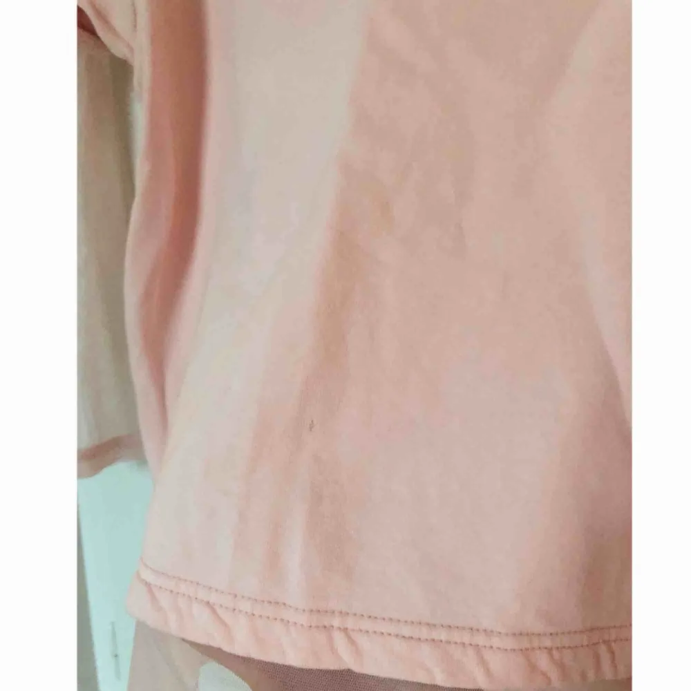 Ljusrosa avklippt sweatshirt med insydd mesh undertill. Köpt på Asos, använd ett fåtal gånger. Finns ett litet litet märke där fram på tröjan, se tredje bilden. Frakt tillkommer!. Toppar.