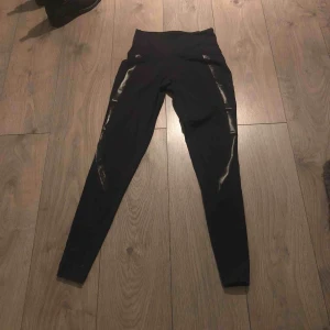  - 2XU tights, aldrig använda. Tyvärr för små. Skulle säga att dom passar om man är Mellan  XS-S