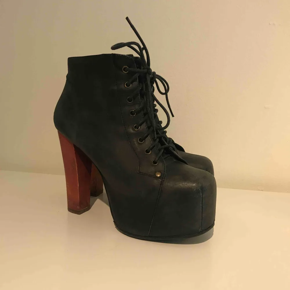 Jeffrey Campbell klackar i modellen Lita suede. Klackarna har blivit omsulade och har därför bättre och mer hållbar sula nu. Kan mötas upp i Stockholm, mottagaren står för eventuell frakt. Kolla gärna in mina andra annonser också!. Skor.