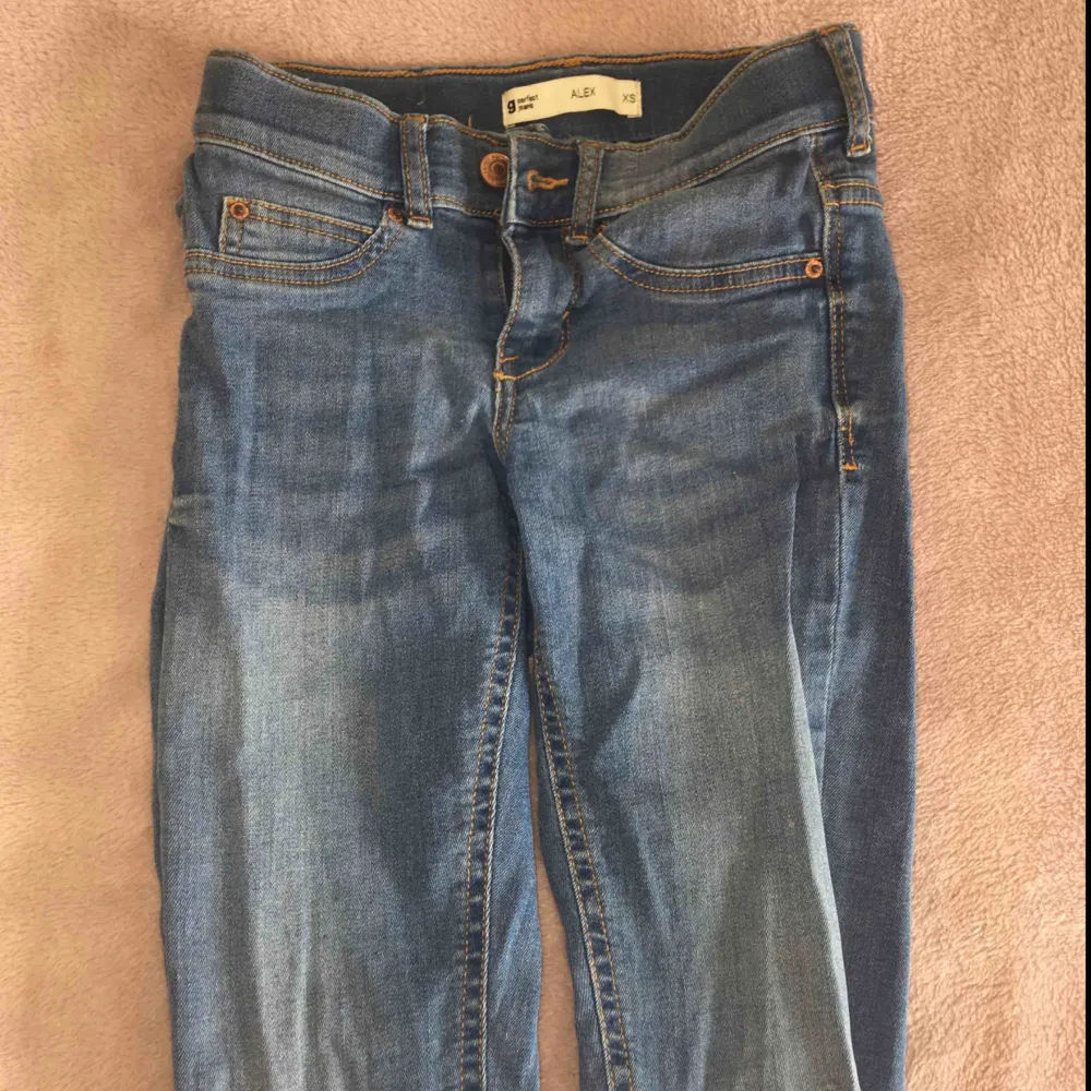 Alex low waist jeans från Gina tricot storlek xs.  Nypris:299kr. Använda fåtal gånger och är i bra skick, säljes pågrund av att jag växt ur dom. Priset kan diskuteras. Tar enbart betalt via Swish. Kontakta mig om du har frågor eller vill ha mer bilder!💞. Jeans & Byxor.