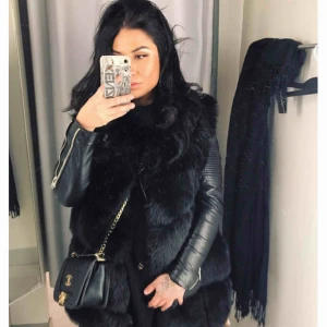  - Säljer min snygga pälsväst (ej äkta päls) , själv brukar ja ha den över en skinnjacka !  Använd några gånger  , köptes för 1799kr Köparen står dör frakten eller möts upp i Göteborg 😊   