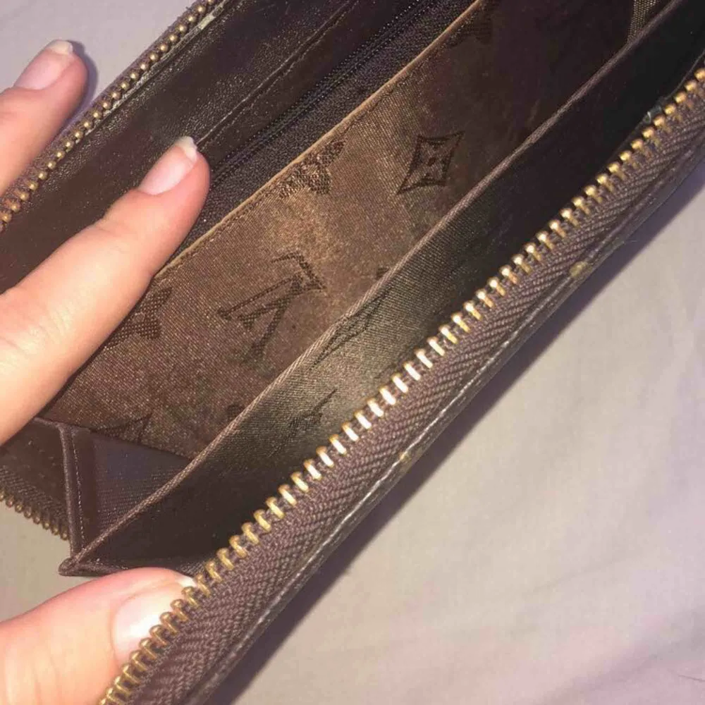 Louis Vuitton plånbok i väldigt fint skick. Bra storlek och läder med guld detaljer❤️. Accessoarer.