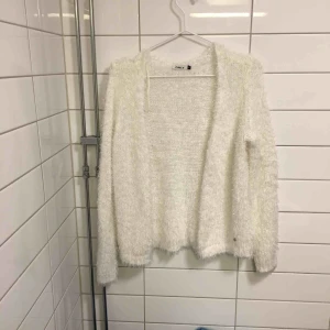  - En fin vit pälskofta använt ett par gånger. Köparen står för frakt