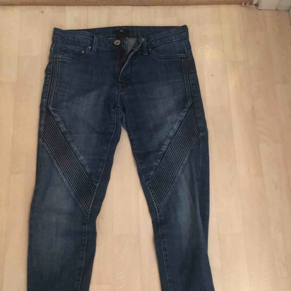 Jeans med snygga detaljer, dessa är i gott skick! En frakt på 35kr tillkommer❤️ Sitter jättefint på och formar benen. . Jeans & Byxor.