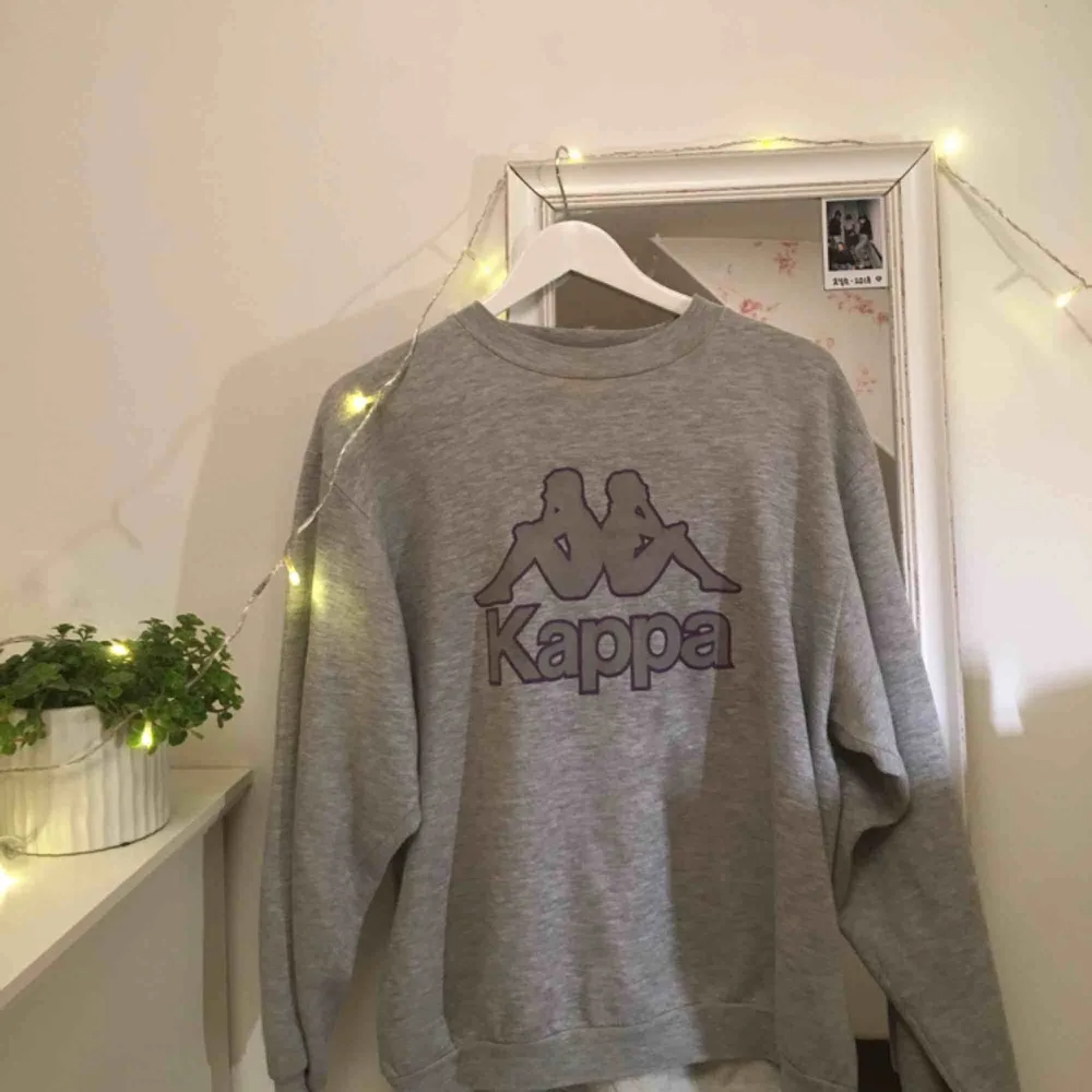 Sweater från Kappa, säljer pga använder tyvärr inte längre. Köparen står för frakt! . Hoodies.