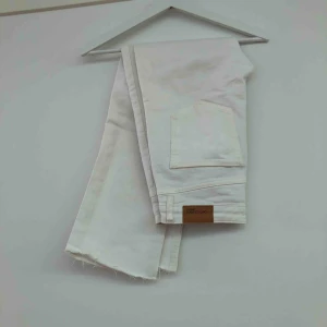  - Vita cropped jeans från Gina. Använda 2 gånger. Köparen står för frakten 