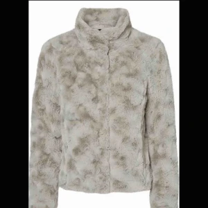  - En grå fin pälsjacka från veromoda. Skulle nog säga att jackan är 3/5 i värme skala, har haft en likadan i svart och den använde jag förra vintern utan problem. Jackan är som ny och är sjukt snygg.