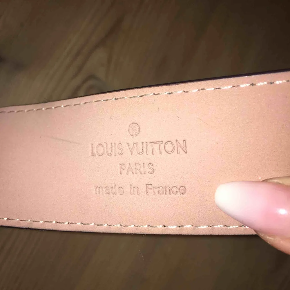 Louis Vuitton bälte AAA-kopia, använt ca 2 gånger, säljer pga det inte kommer till användning. pris kan diskuteras vid snabb affär . Accessoarer.