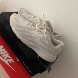  - Mycket fina och sköna skor! Säljer de eftersom de inte kommer till användning 