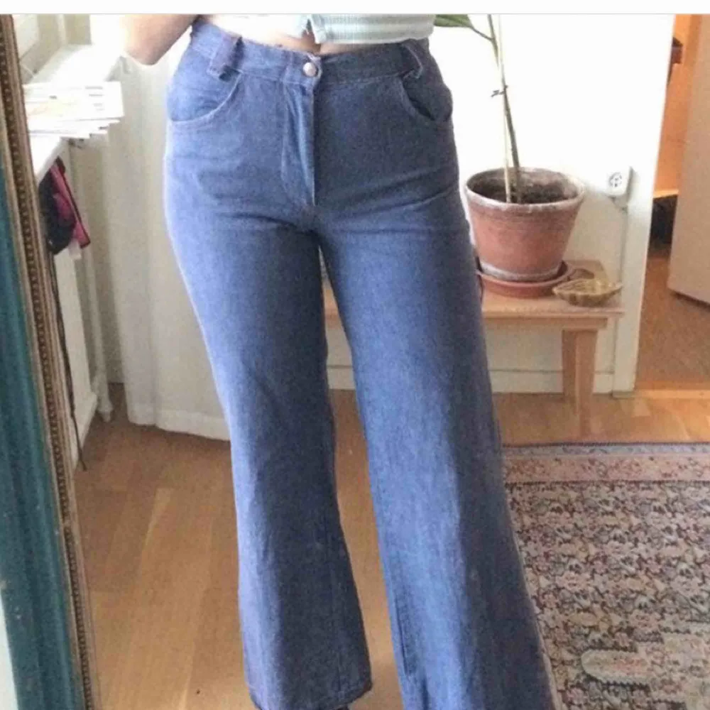 Ett par asballa flare vintage jeans köpta på episode i Köpenhamn! De är lite arbetsbyx inspirerade med fickor på sidan av låret. Skicket är prima, säljer eftersom de är aningen små för mig. Jeans & Byxor.