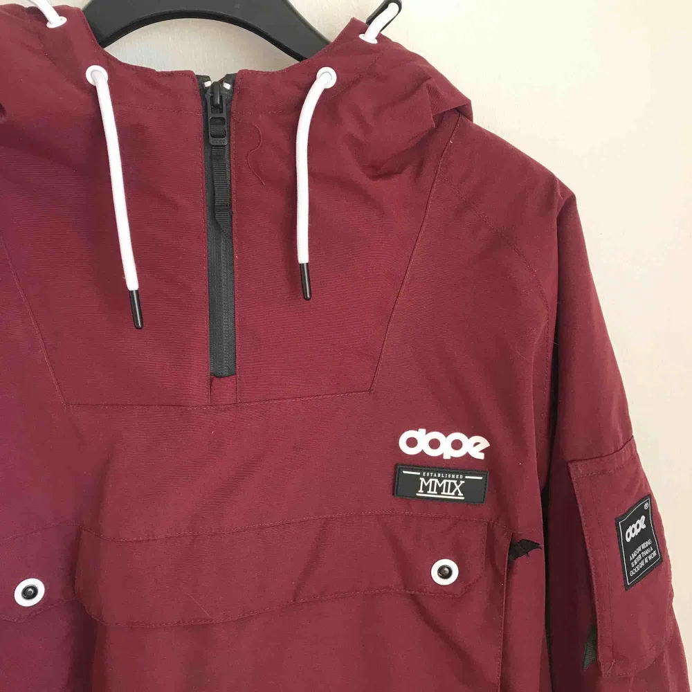 Säljer denna pga produktfel i bröstfickan, dem har missat att sy fast en söm. (Helt oanvänd) Ordinarie pris 1799:- https://www.ridestore.se/dope-snowboardjacka-dam-annok-w-burgundy länk till jackan! ⭐️⭐️⭐️⭐️⭐️. Jackor.