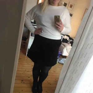  - Tröja med öppen rygg, knytdetalj i rygg. Oanvänd. 