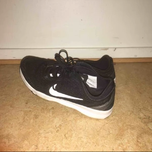 - Svarta Nike skor i storlek 37. 