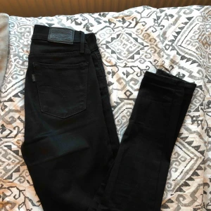 - Levis byxor i storlek 25 (dvs XS-S). Ser väldigt noppriga ut på bild men är nästan nyköpta och använd ett par gånger! Köpt för 1000kr. Mitt pris: 399kr+ frakt